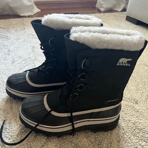 NWOT Sorel Caribou Boot, size 7.5